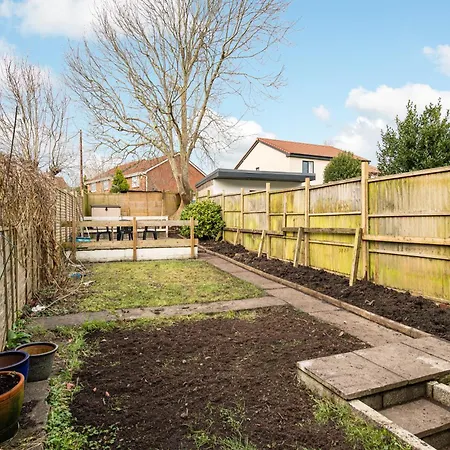 New Extended Stays-parking-sleeps5-by Fabaccommodation Bristol