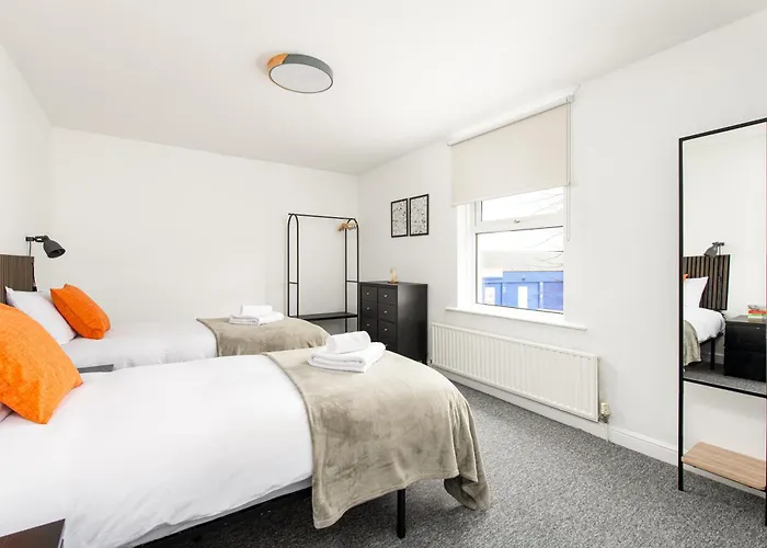 New Extended Stays-parking-sleeps5-by Fabaccommodation