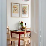 Casa de Férias New Extended Stays-parking-sleeps5-by Fabaccommodation