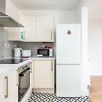 New Extended Stays-parking-sleeps5-by Fabaccommodation Bristol