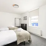 New Extended Stays-parking-sleeps5-by Fabaccommodation