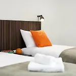 New Extended Stays-parking-sleeps5-by Fabaccommodation