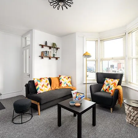 Extended Stays-parking-sleeps5-by Fabaccommodation Bristol