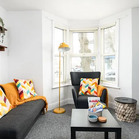 New Extended Stays-parking-sleeps5-by Fabaccommodation