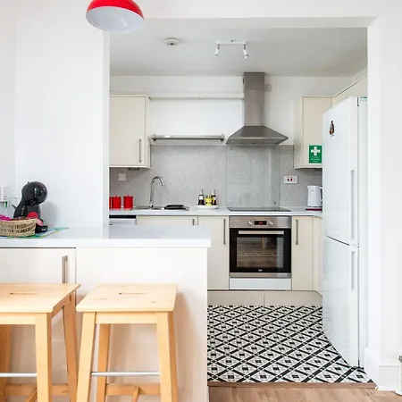 New Extended Stays-parking-sleeps5-by Fabaccommodation Vakantiehuis *