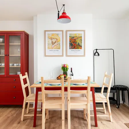 New Extended Stays-parking-sleeps5-by Fabaccommodation
