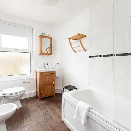 Extended Stays-parking-sleeps5-by Fabaccommodation Bristol