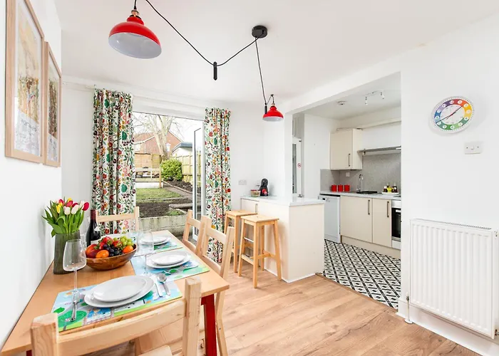 New Extended Stays-parking-sleeps5-by Fabaccommodation Hébergement de vacances