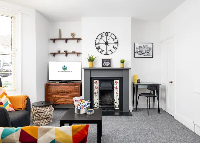 Hébergement de vacances New Extended Stays-parking-sleeps5-by Fabaccommodation Bristol