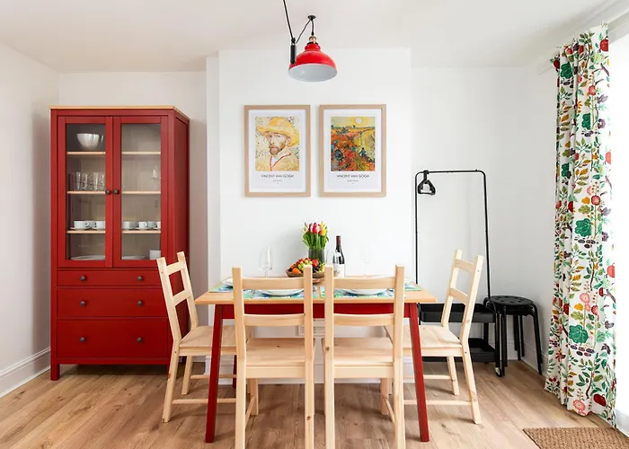 New Extended Stays-parking-sleeps5-by Fabaccommodation