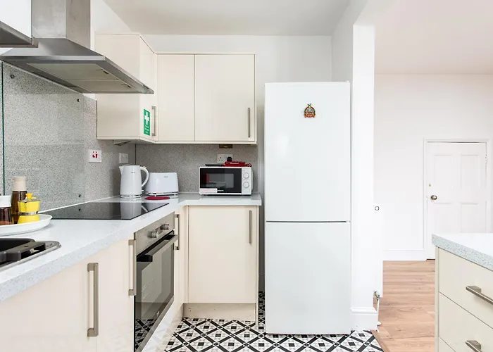 New Extended Stays-parking-sleeps5-by Fabaccommodation Bristol