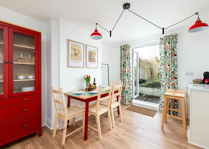 Holiday home New Extended Stays-parking-sleeps5-by Fabaccommodation