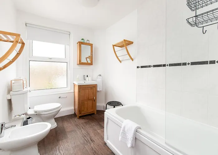 New Extended Stays-parking-sleeps5-by Fabaccommodation Bristol