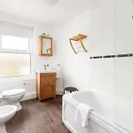 New Extended Stays-parking-sleeps5-by Fabaccommodation Bristol