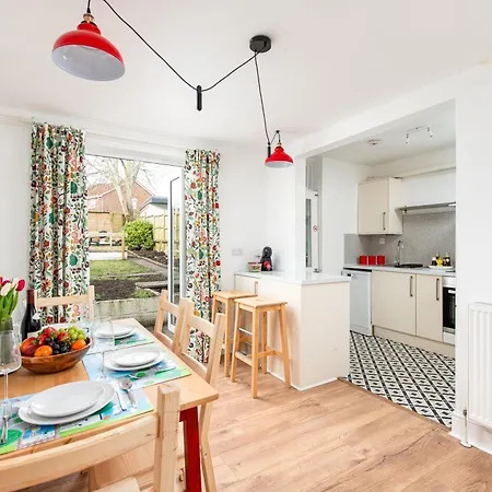 Extended Stays-parking-sleeps5-by Fabaccommodation Ferienhaus