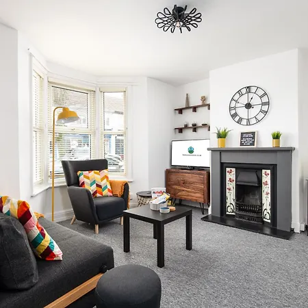 Extended Stays-parking-sleeps5-by Fabaccommodation * Bristol