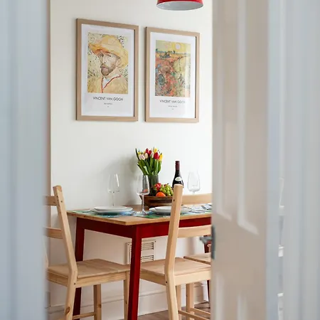 Holiday home Extended Stays-parking-sleeps5-by Fabaccommodation
