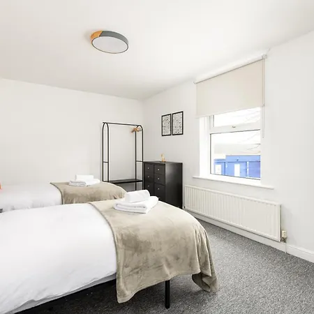 New Extended Stays-parking-sleeps5-by Fabaccommodation
