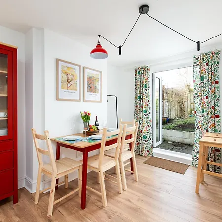 Holiday home Extended Stays-parking-sleeps5-by Fabaccommodation