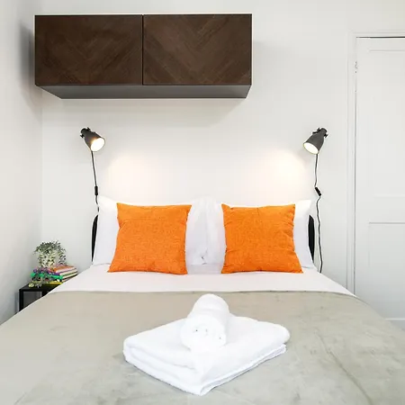 Holiday home Extended Stays-parking-sleeps5-by Fabaccommodation Bristol