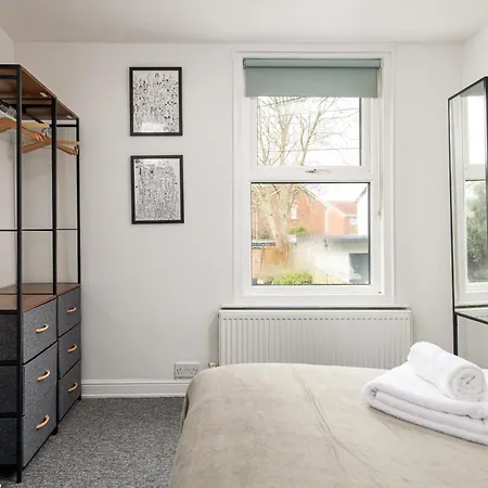 Extended Stays-parking-sleeps5-by Fabaccommodation Ferienhaus Bristol