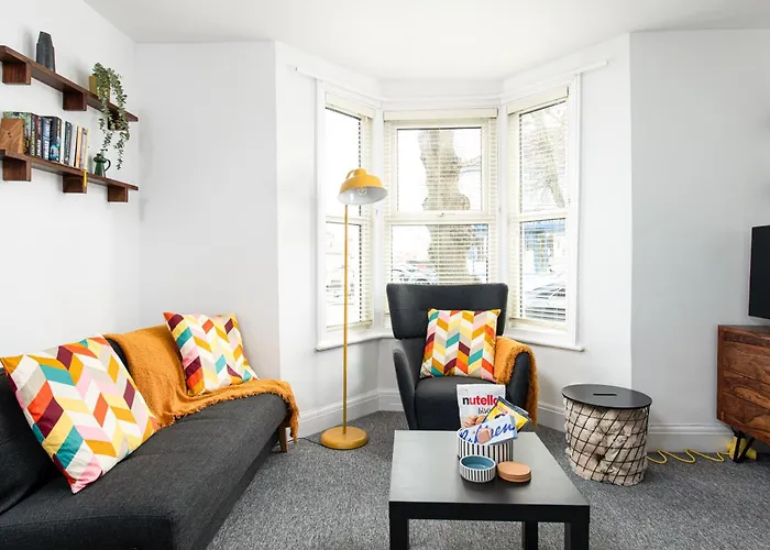 New Extended Stays-parking-sleeps5-by Fabaccommodation