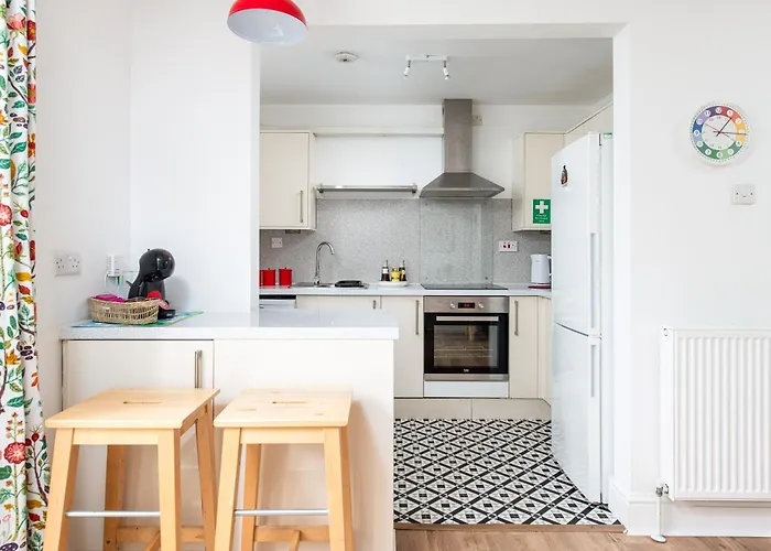 New Extended Stays-parking-sleeps5-by Fabaccommodation Nyaraló *