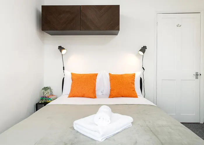 Nyaraló New Extended Stays-parking-sleeps5-by Fabaccommodation Bristol