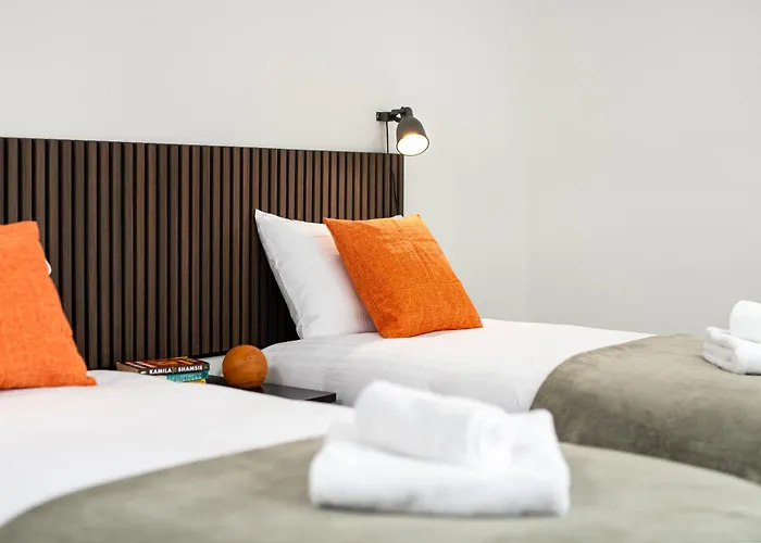 New Extended Stays-parking-sleeps5-by Fabaccommodation